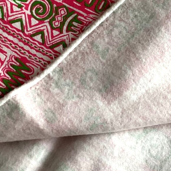 1 Piece of Thin Fleece Lined Fabric Material Pink Green Aztek Print Sewing - Picture 4 of 4